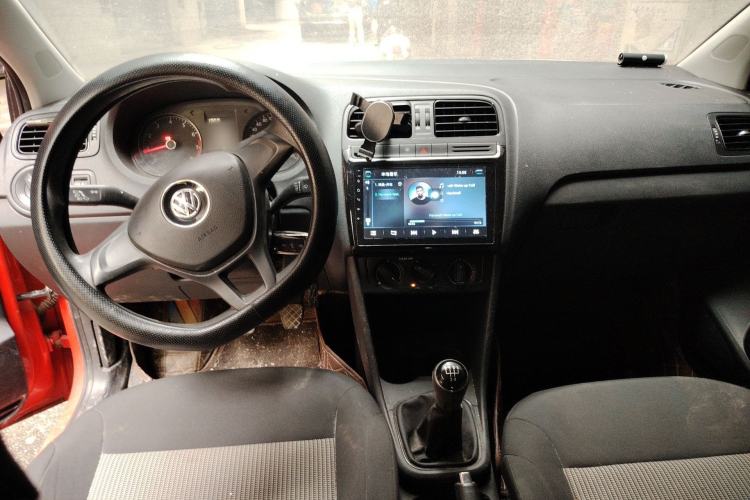 Used Volkswagen Polo 2016 1.4L Manual Fashion Model Center Console