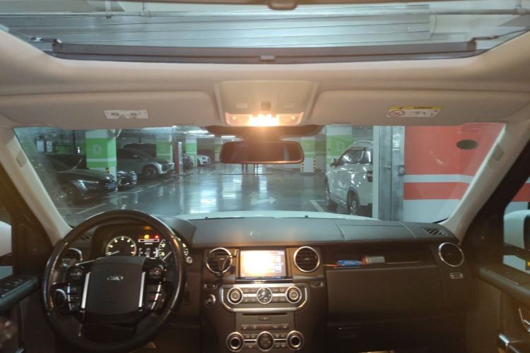 Used Land Rover Discovery 2016 3.0 SC V6 SE Center Console