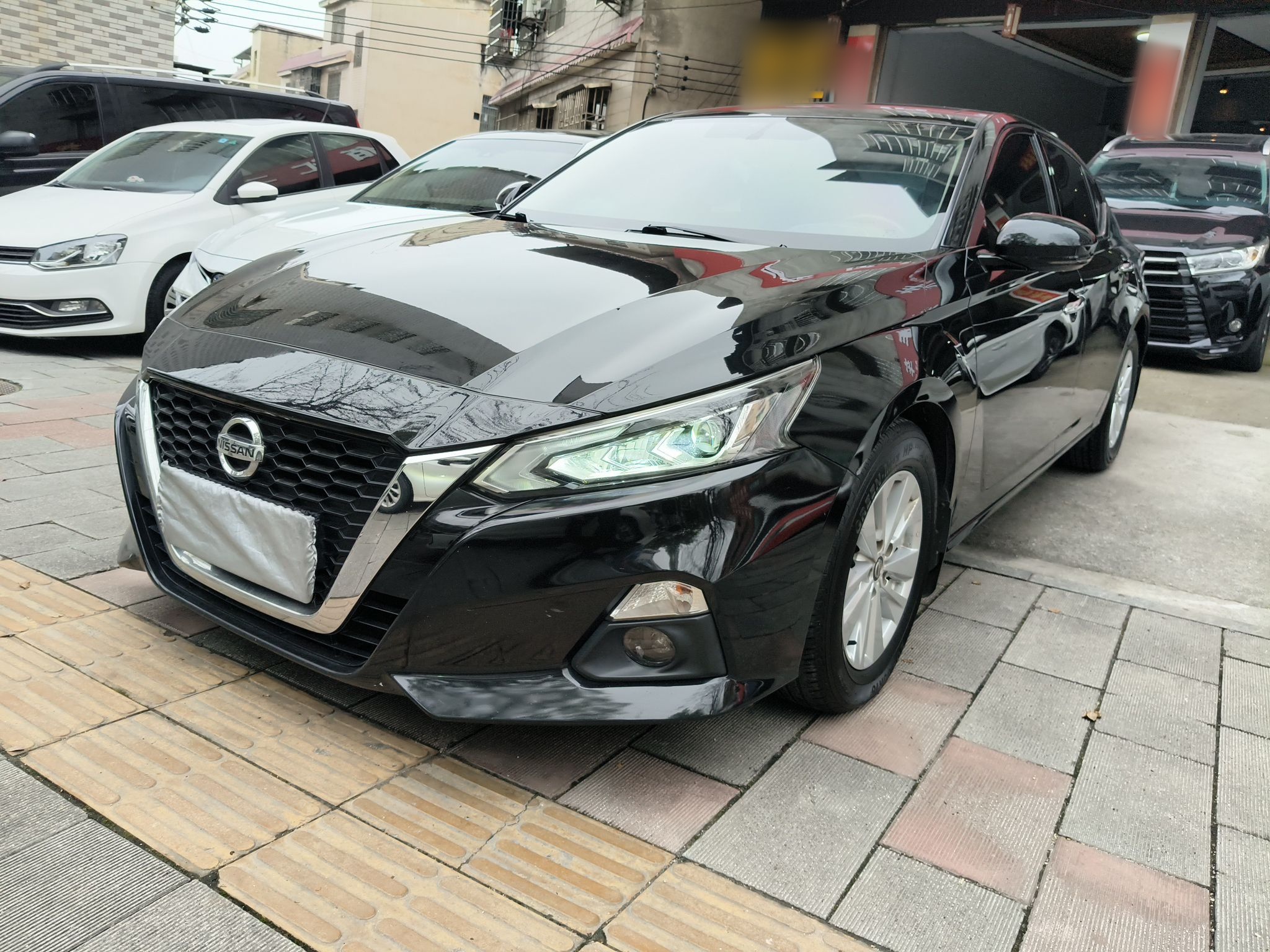 تحت مقدمة السيارة