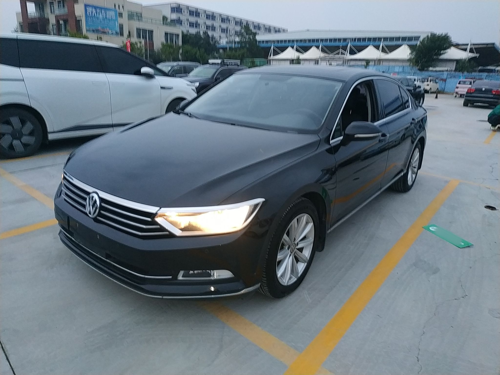 Под передней частью автомобиля