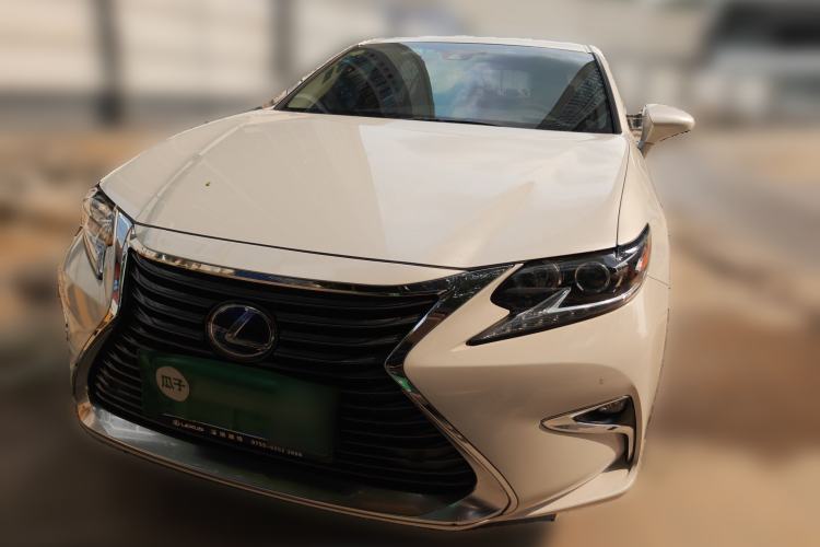 Used Lexus ES 2017 300h Mark Levinson Comfort Edition Front