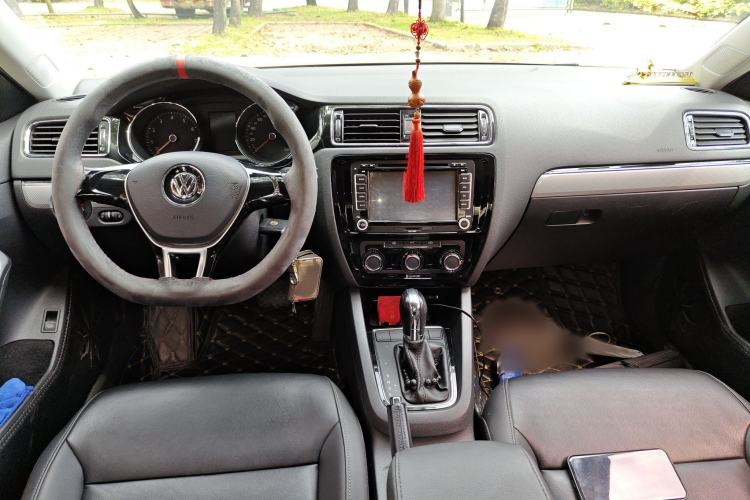 Used Volkswagen Sagitar 2015 1.6L Automatic Comfort Model Interior 2