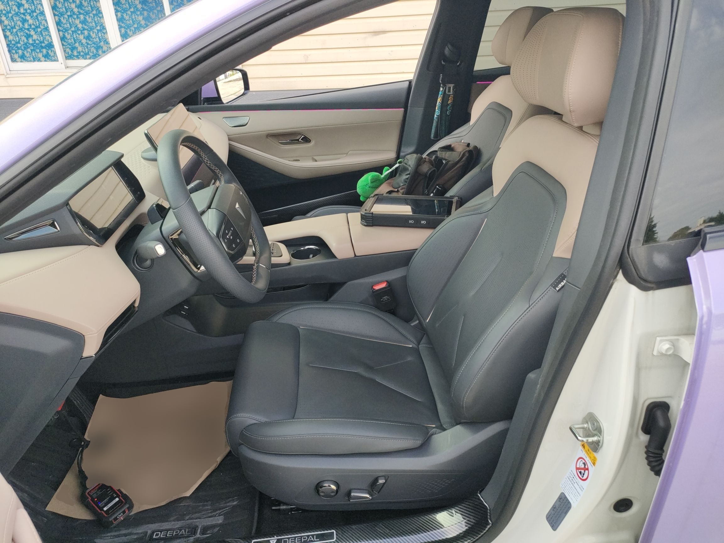 المقاعد الأمامية داخل السيارة