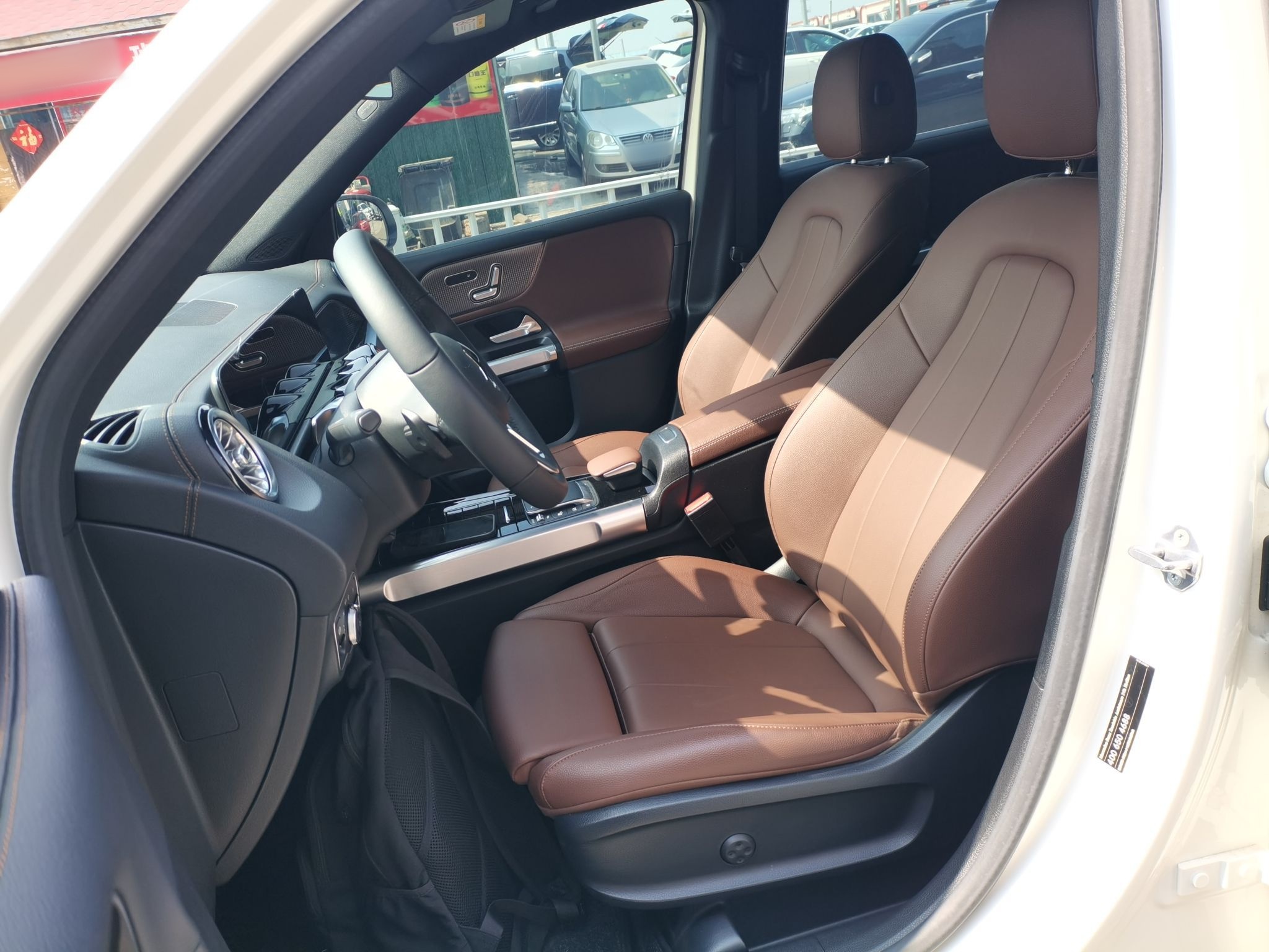 المقاعد الأمامية داخل السيارة