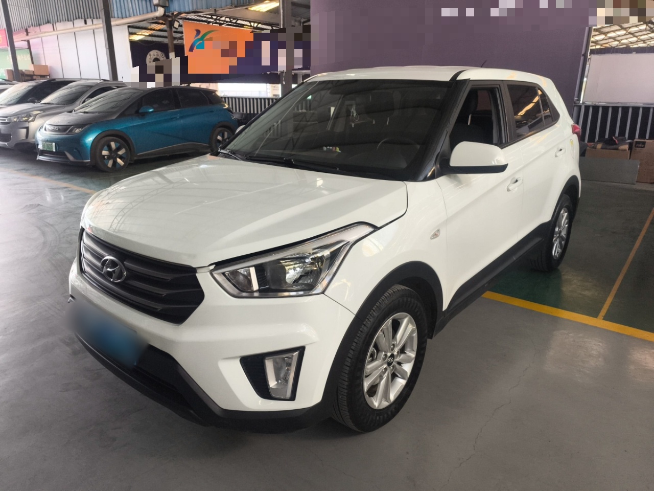 Под передней частью автомобиля