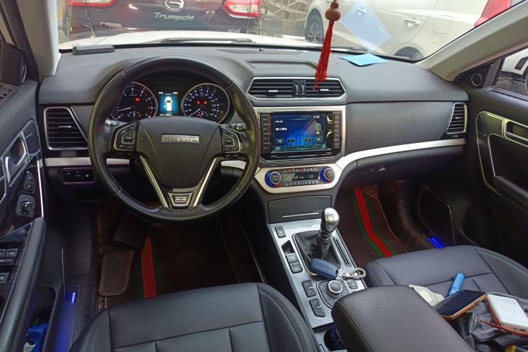 Used Haval H6 Coupe 2015 Blue Label 2.0T Manual Two-Wheel-Drive Elite Model Center Console