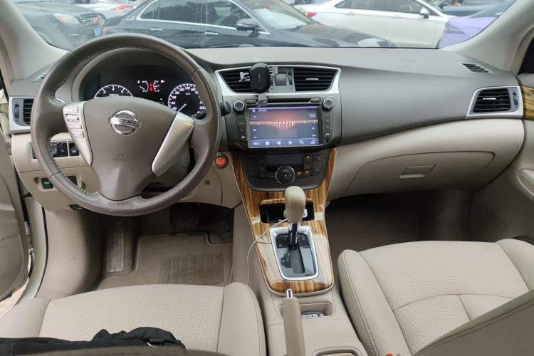 Used Nissan Sylphy 2014 1.6XV CVT Deluxe Edition Center Console