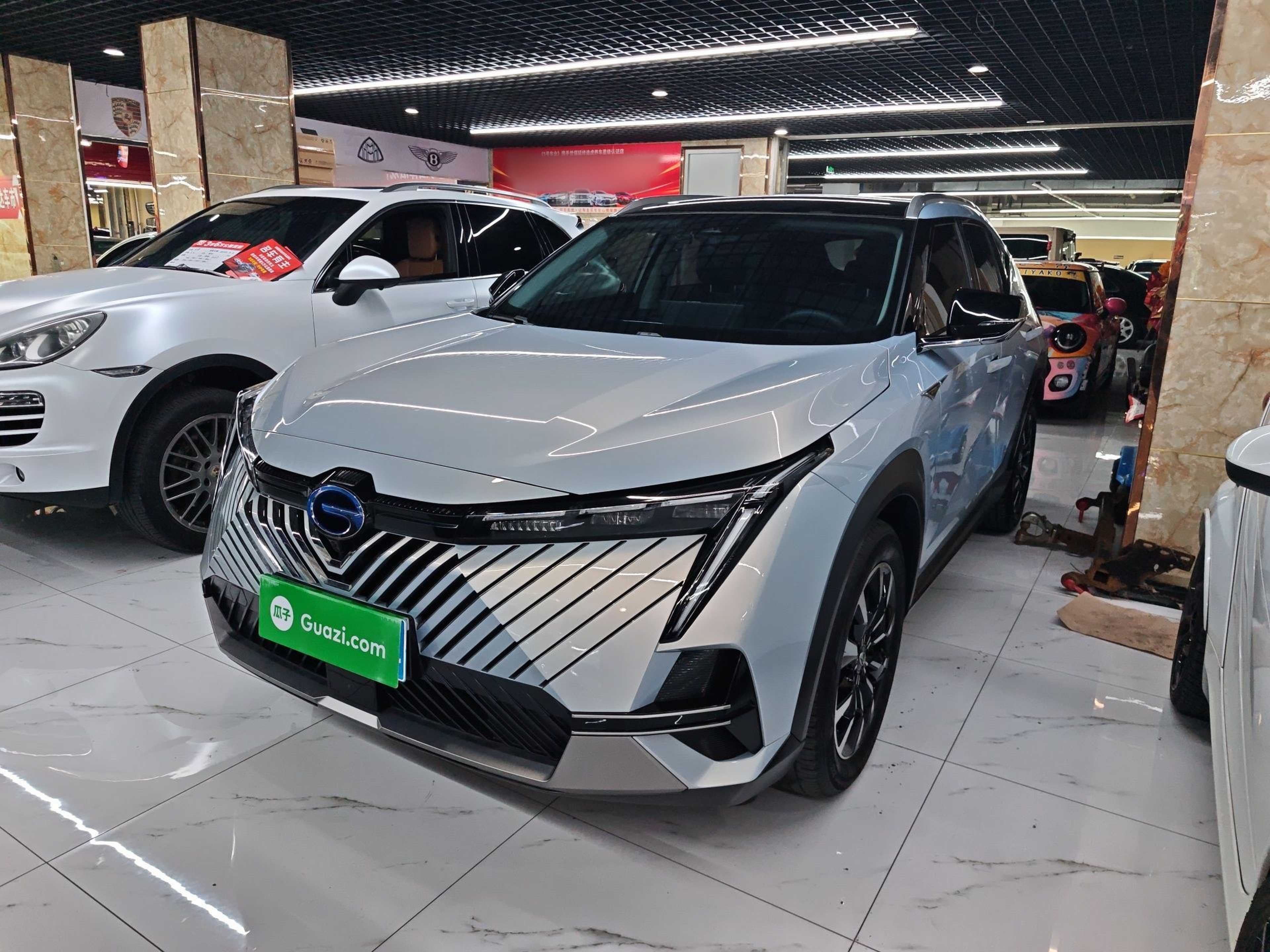 Под передней частью автомобиля