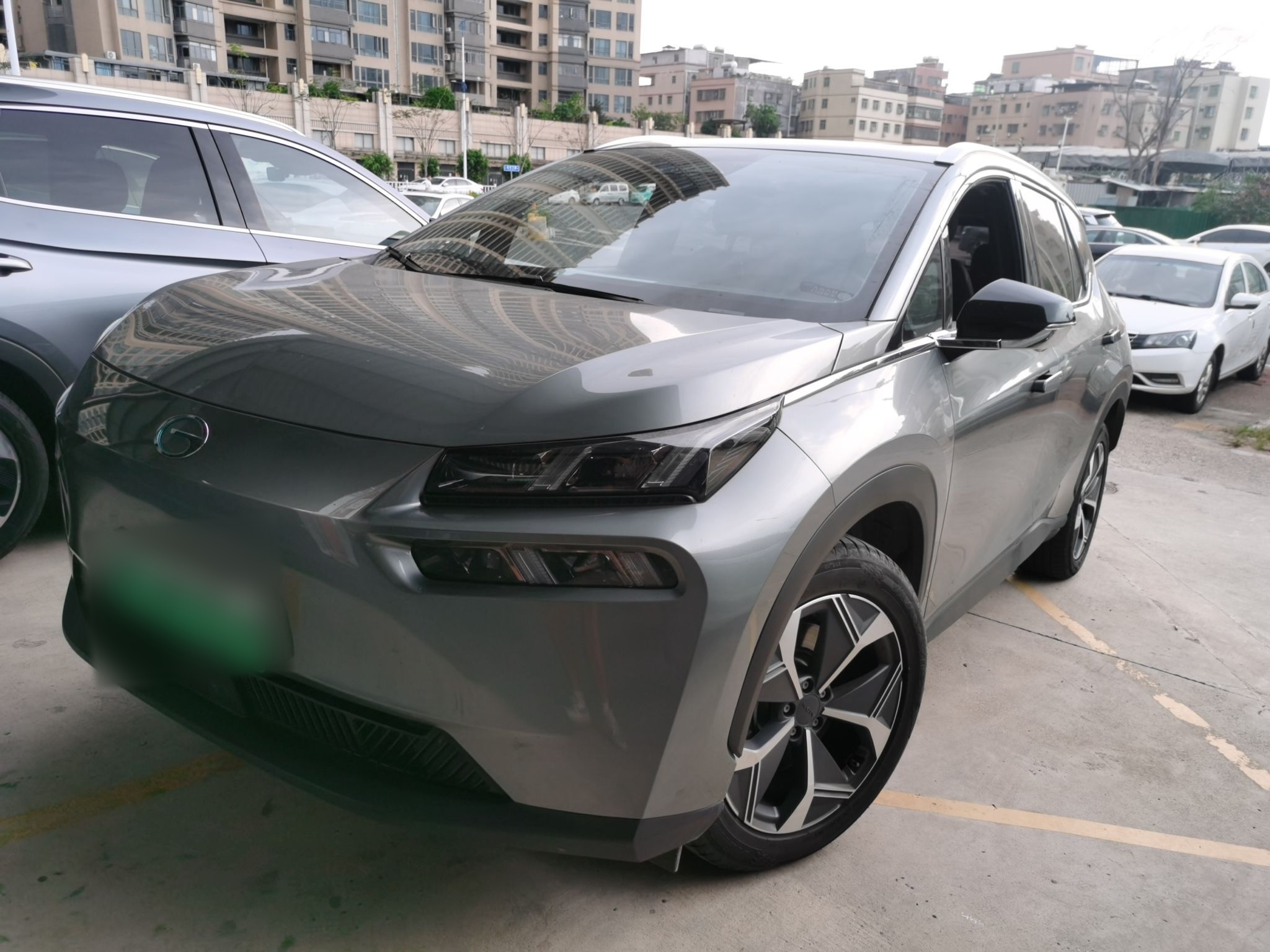 Под передней частью автомобиля