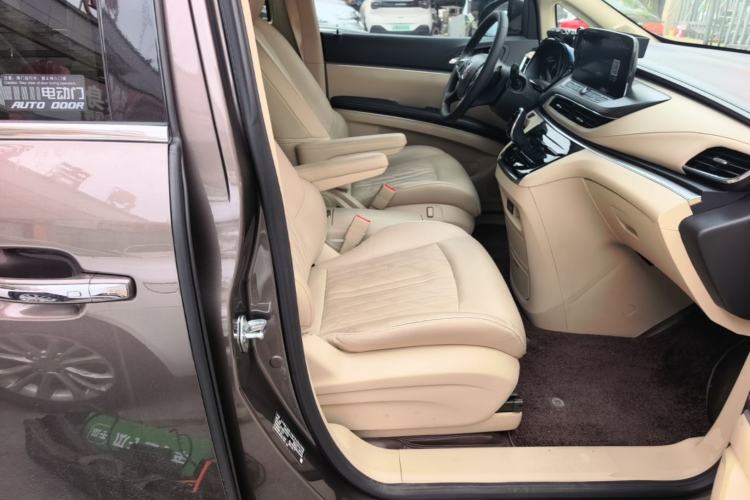 Used Buick GL8 2023 Facelifted Land Cruiser Executive Luxury Version