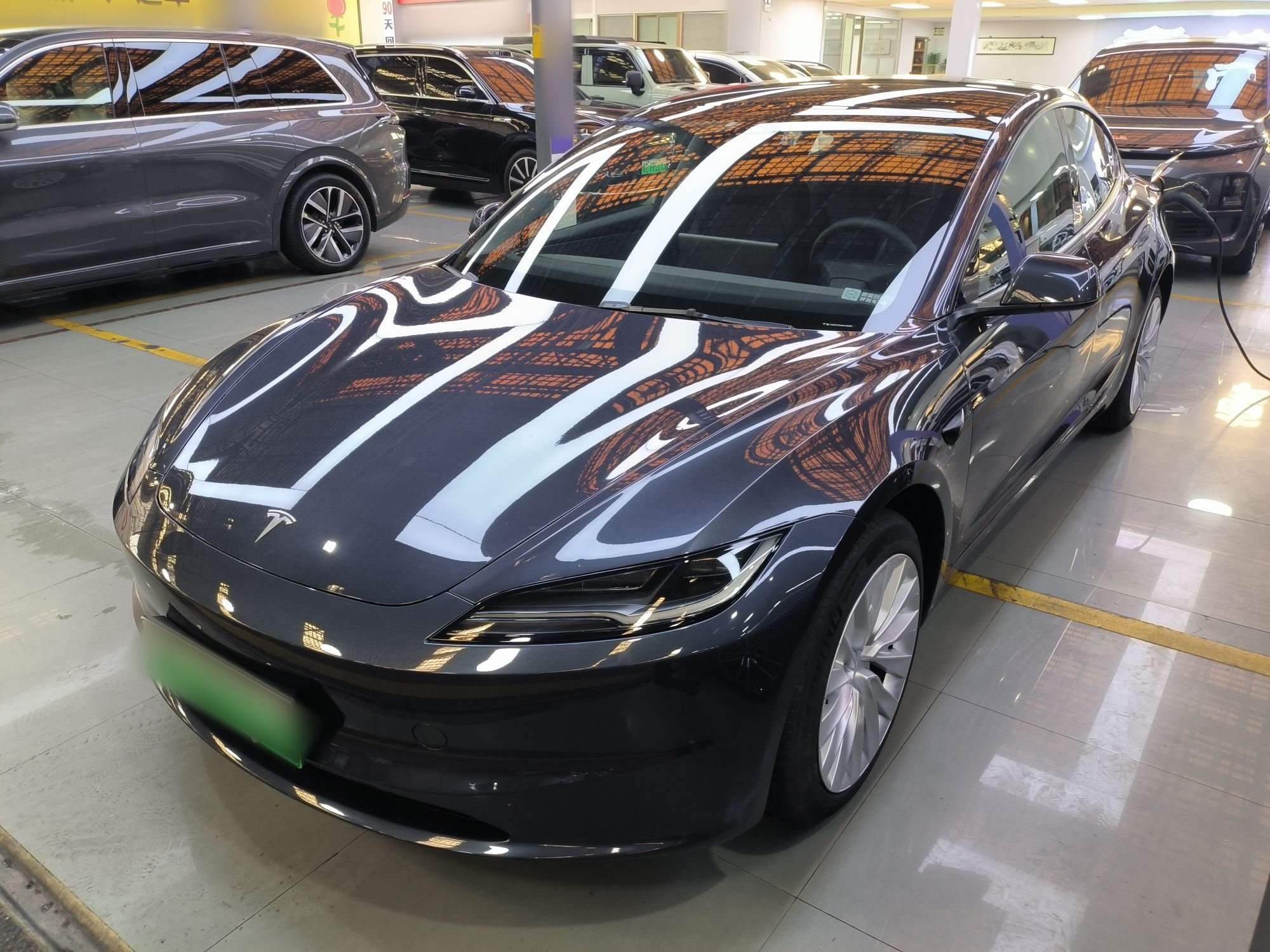 Под передней частью автомобиля