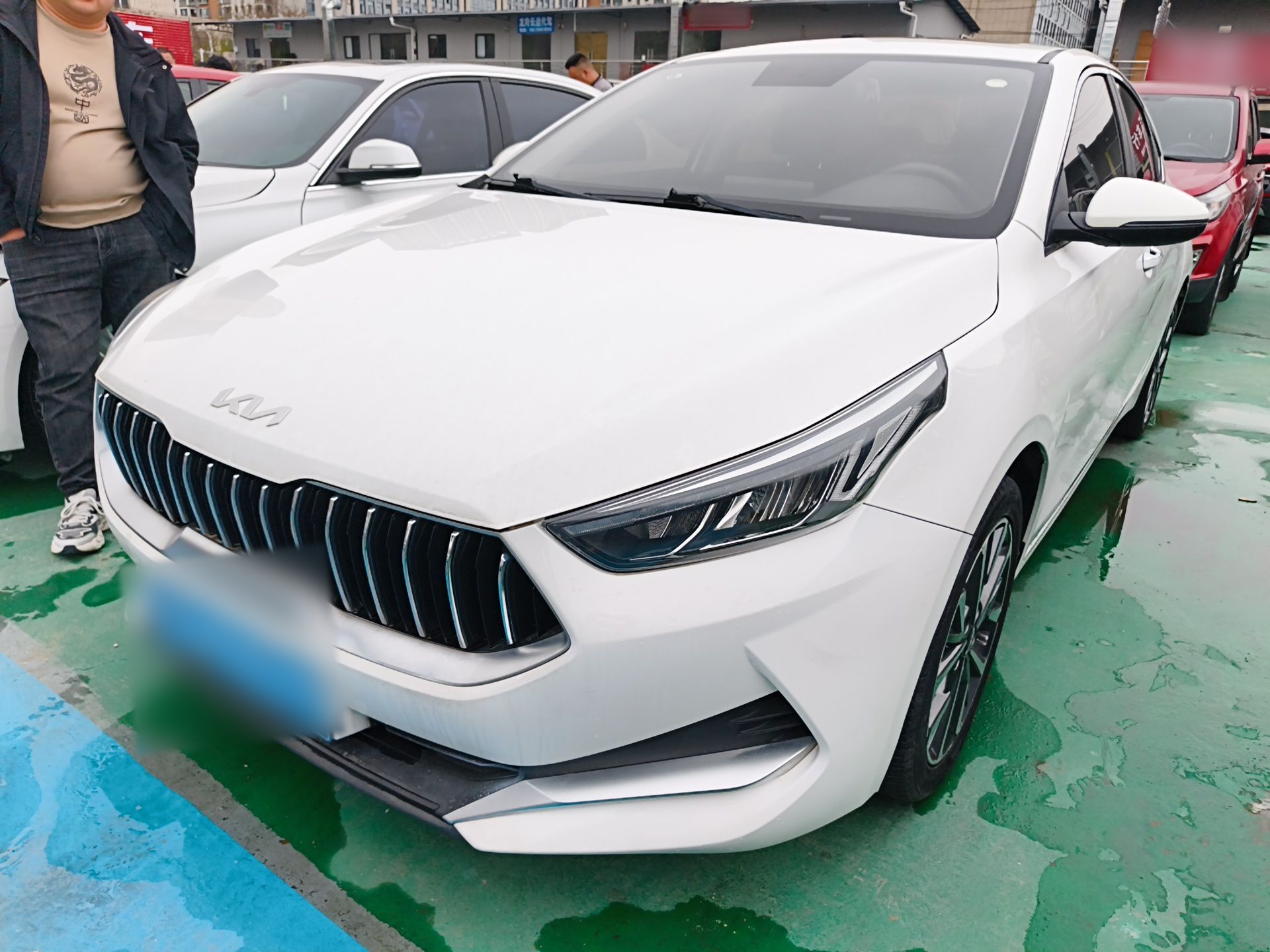 تحت مقدمة السيارة