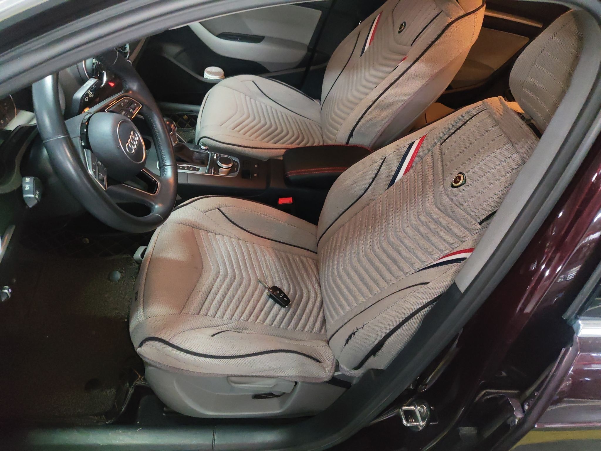 المقاعد الأمامية داخل السيارة