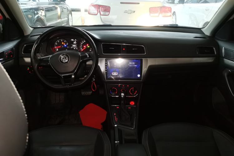 Used Volkswagen Gran Lavida 2015 1.6L Automatic Comfort Edition Center Console