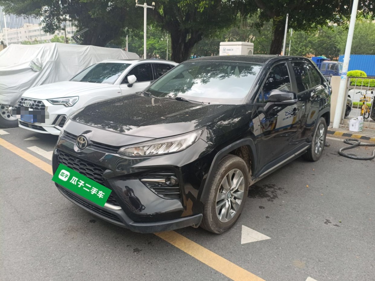 Под передней частью автомобиля