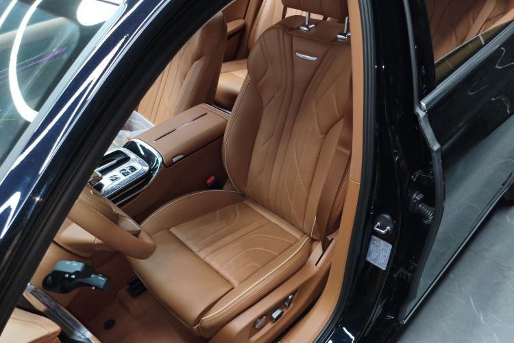 Used Hongqi H9 2025 Model Facelifted 2.0T Two-Wheel Drive Flag-Style Luxury Business Edition, 5 Seats
