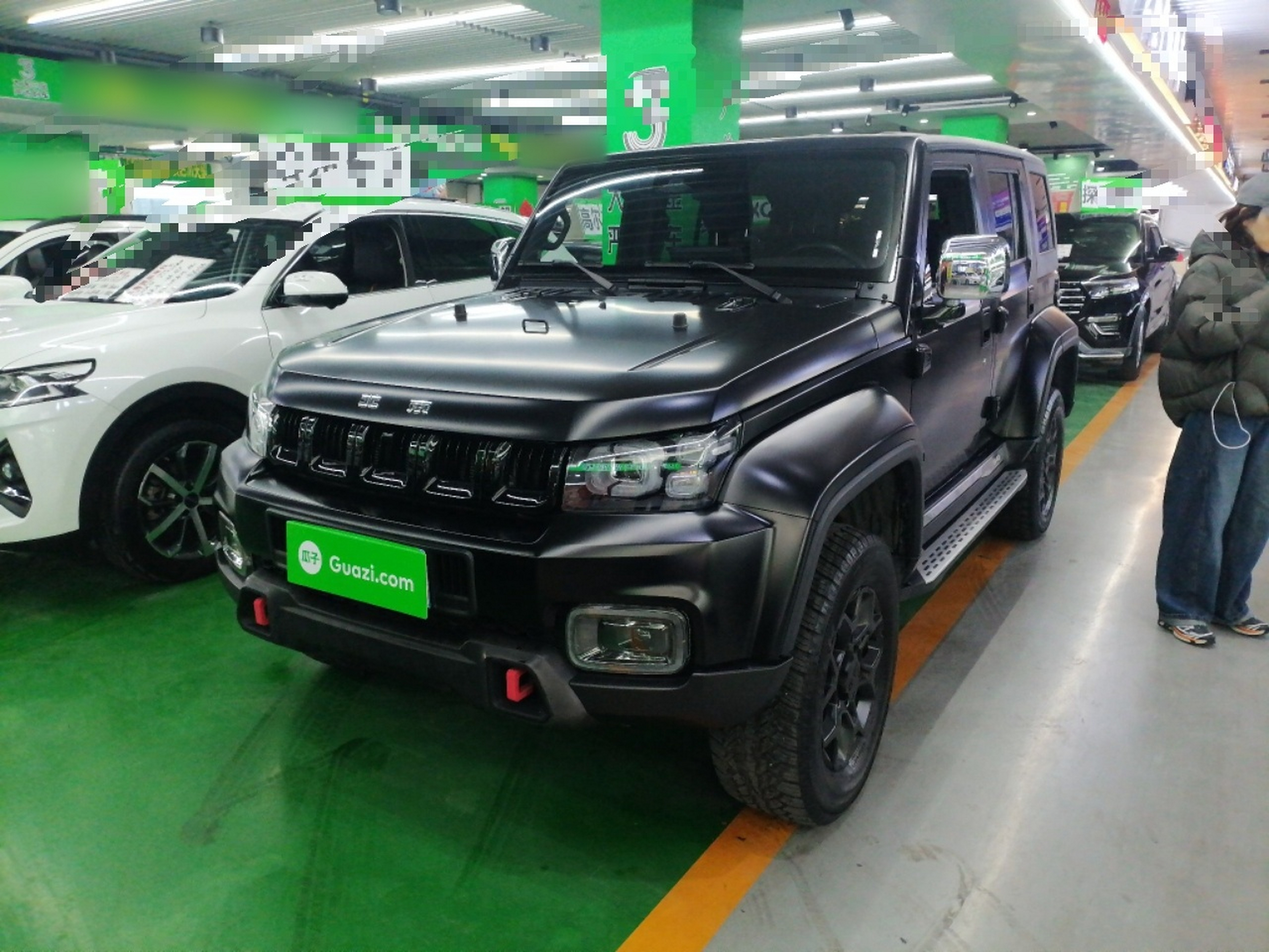 تحت مقدمة السيارة