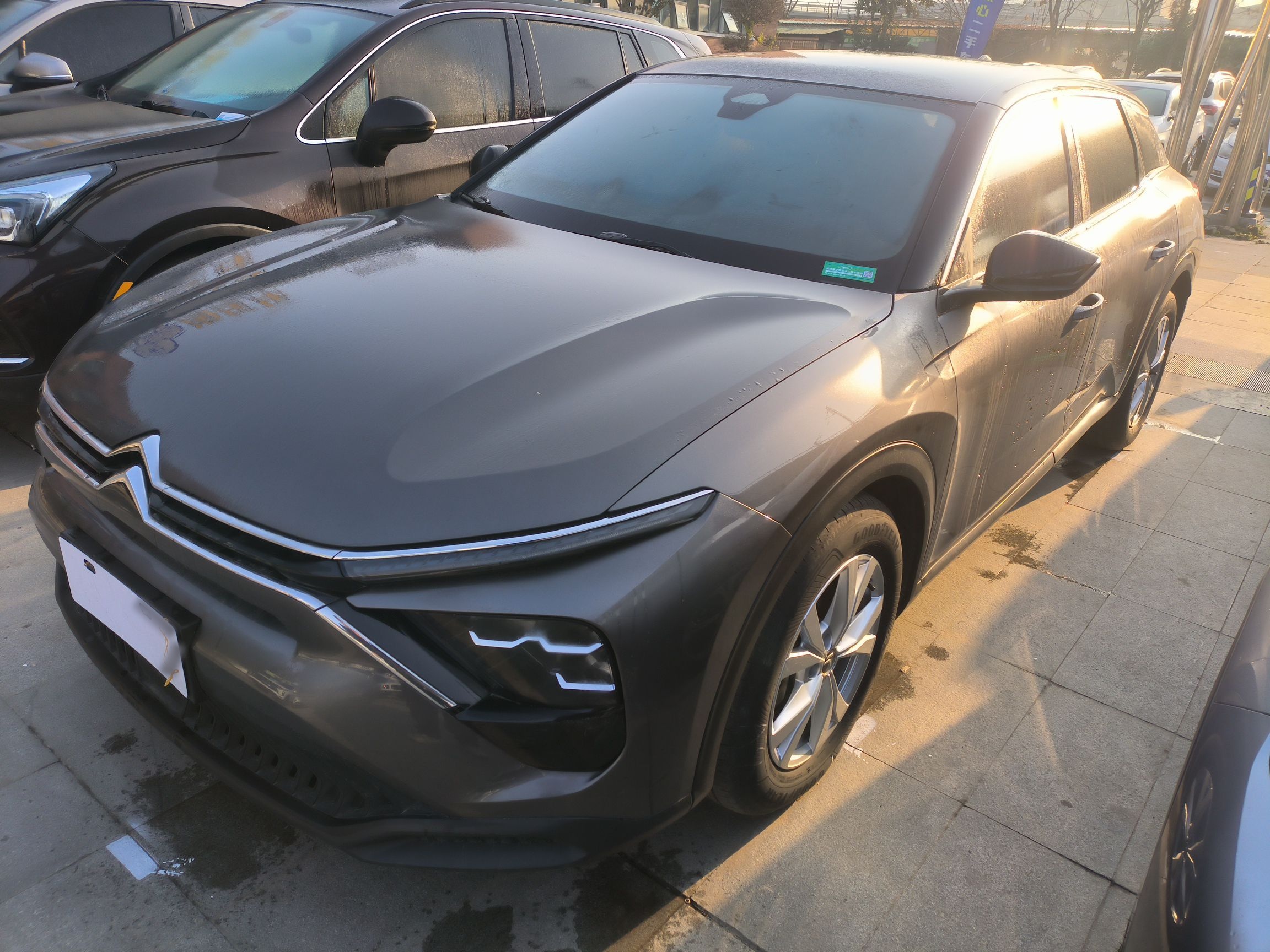 Под передней частью автомобиля