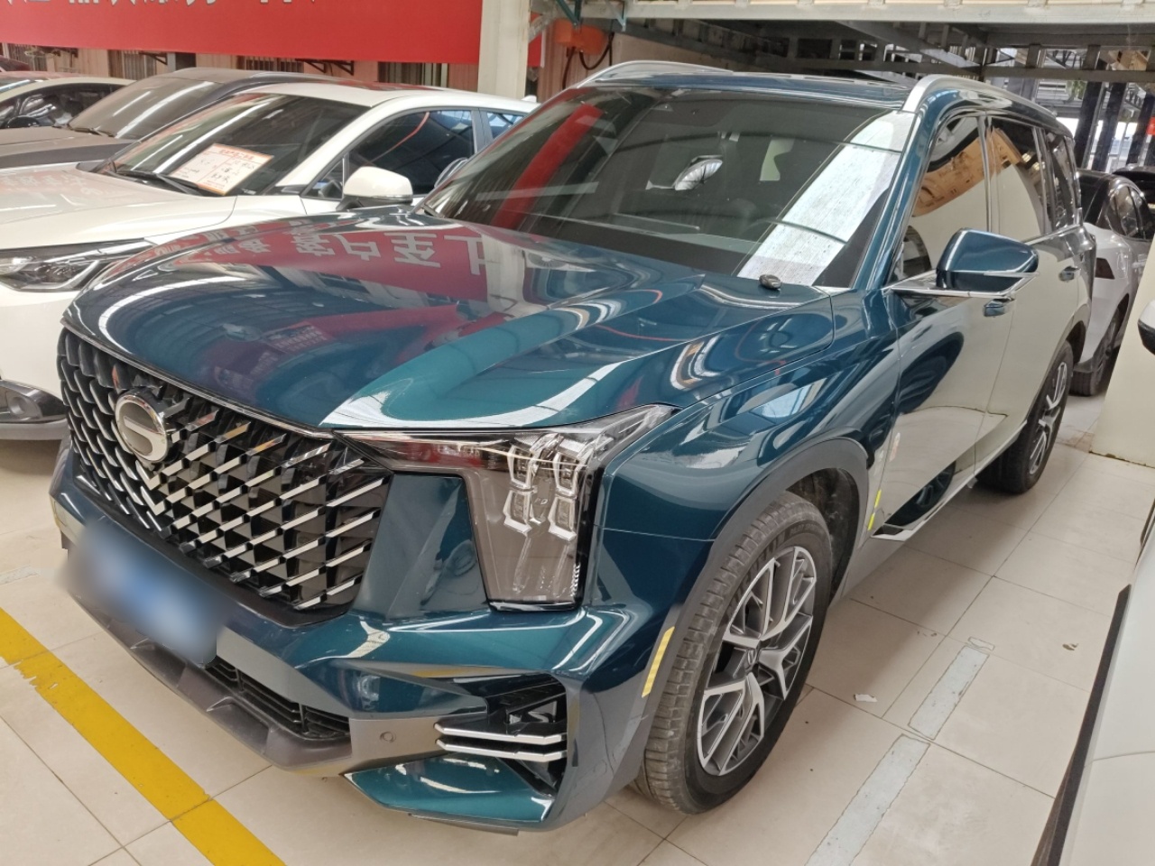 تحت مقدمة السيارة