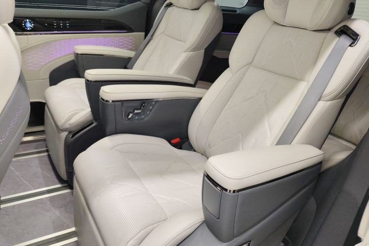 Used Zeekr 009 2024 7-Seater Walk-Through Version Four-Wheel Drive 108 kWh Left Rear Seat