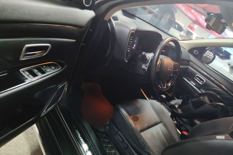 Used Mitsubishi Outlander 2019 2.4L 4x4 Zhi Xiang Edition 7 Seats China V Emission Standard