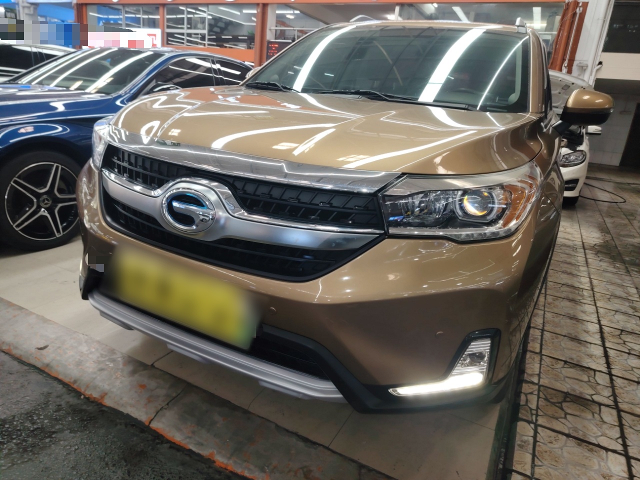 تحت مقدمة السيارة