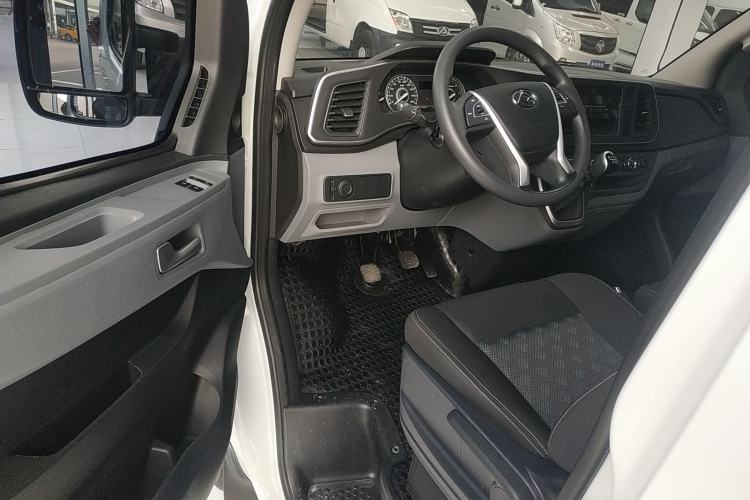 Used SAIC MAXUS Xintu V80 2025 Value Edition Aoyuntong 2.0T Manual Short Wheelbase Mid-Height 127 Ps 5/6 Seats Driver Seat