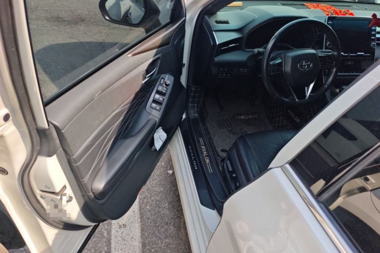 Used Toyota Avalon 2019 2.5L Touring Premium Version China VI Standard Interior 3