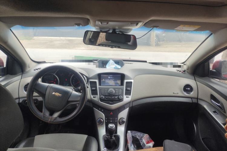 Used Chevrolet Cruze 2013 1.6L SE MT Center Console