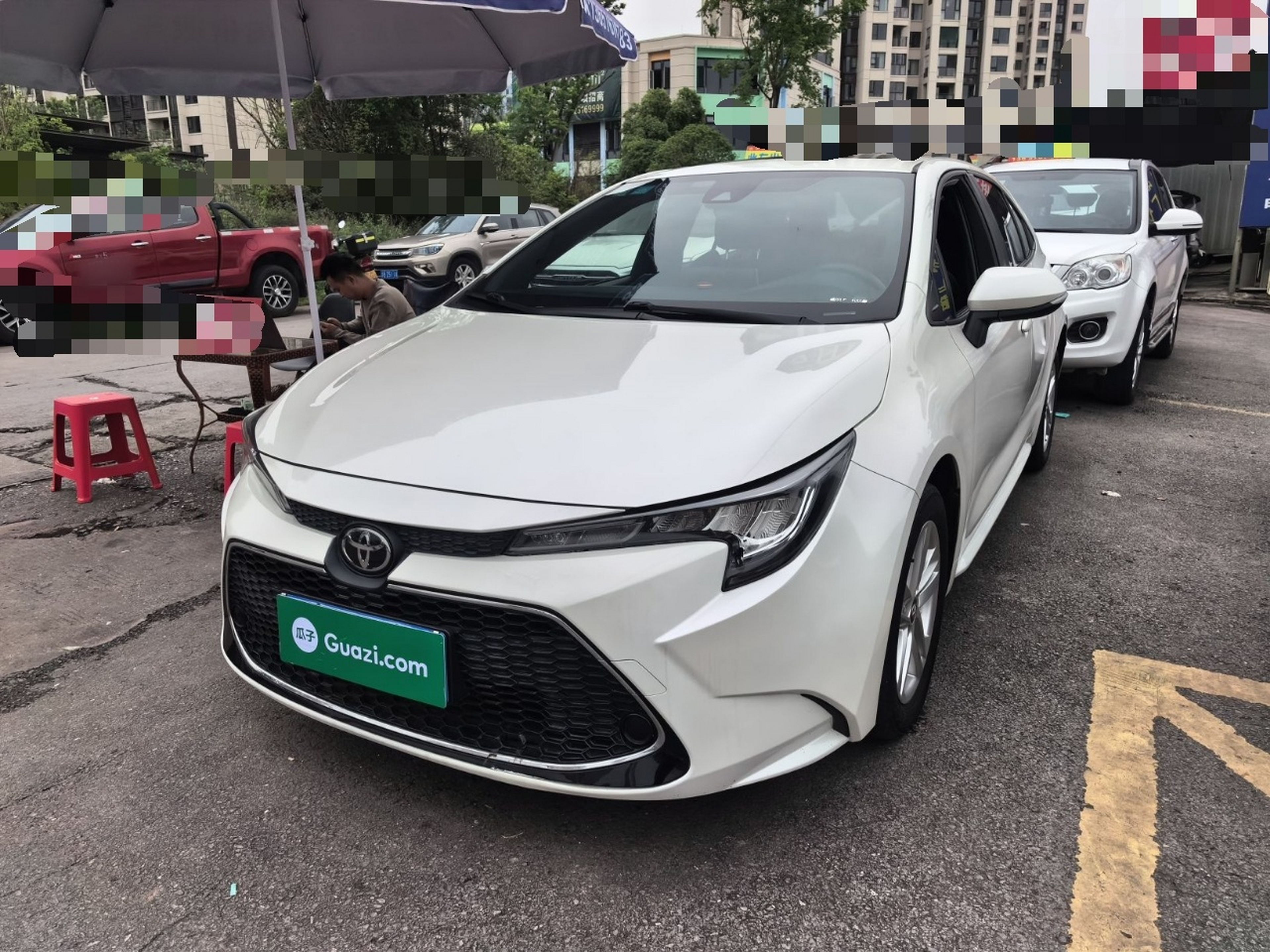 Под передней частью автомобиля