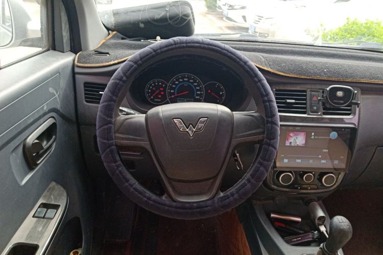 Used Wuling Rongguang V 2015 1.2L Base Version