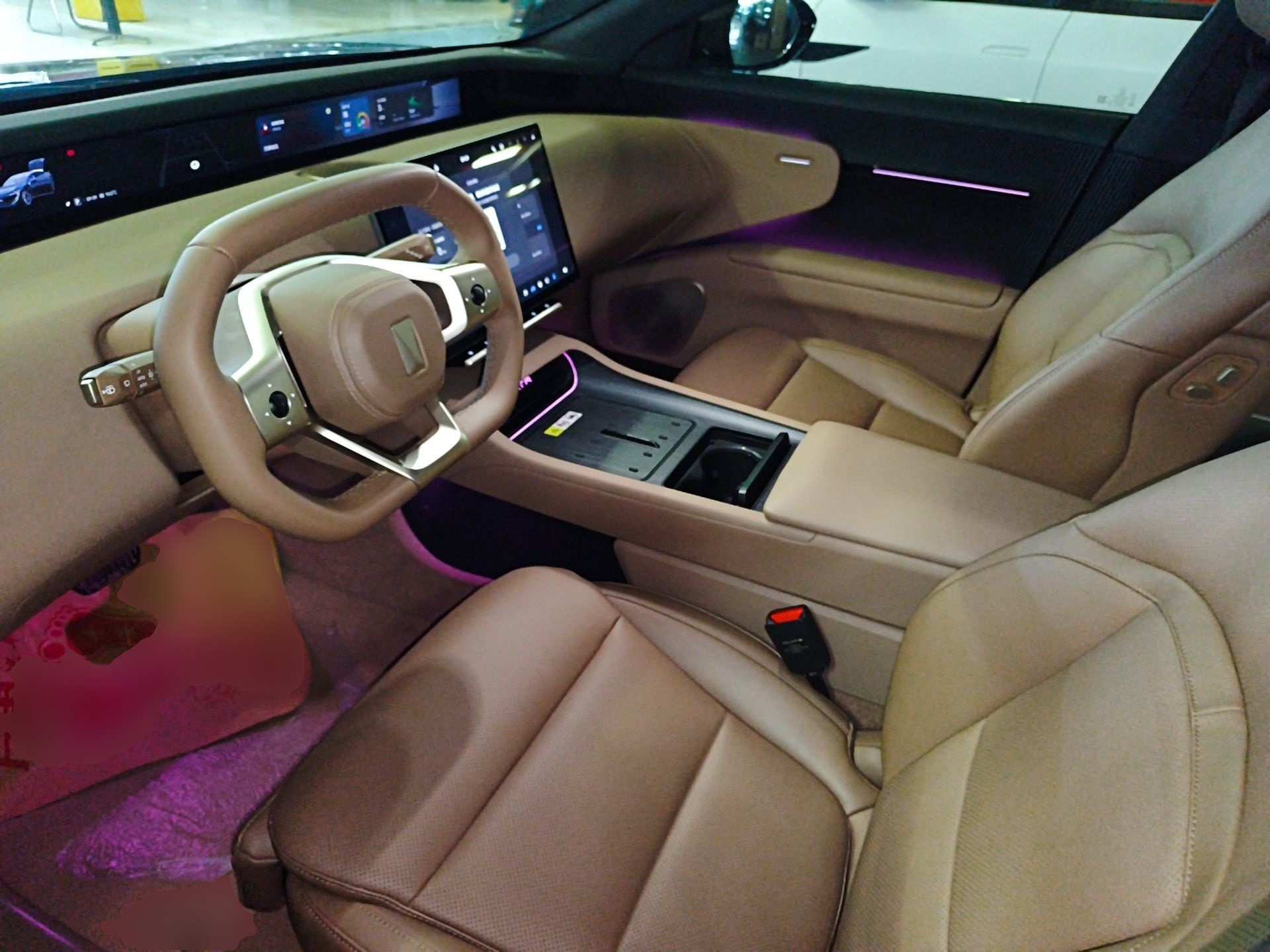 المقاعد الأمامية داخل السيارة