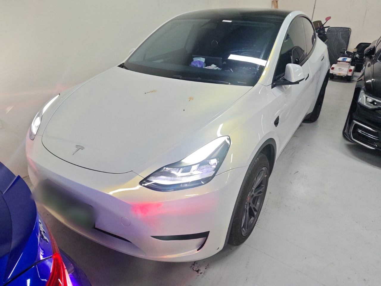 Под передней частью автомобиля