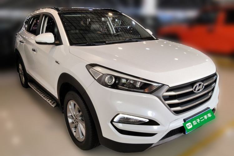 Used Hyundai Tucson 2015 1.6T Dual-Clutch Two-Wheel-Drive Smart Model Front Right 45 Deg