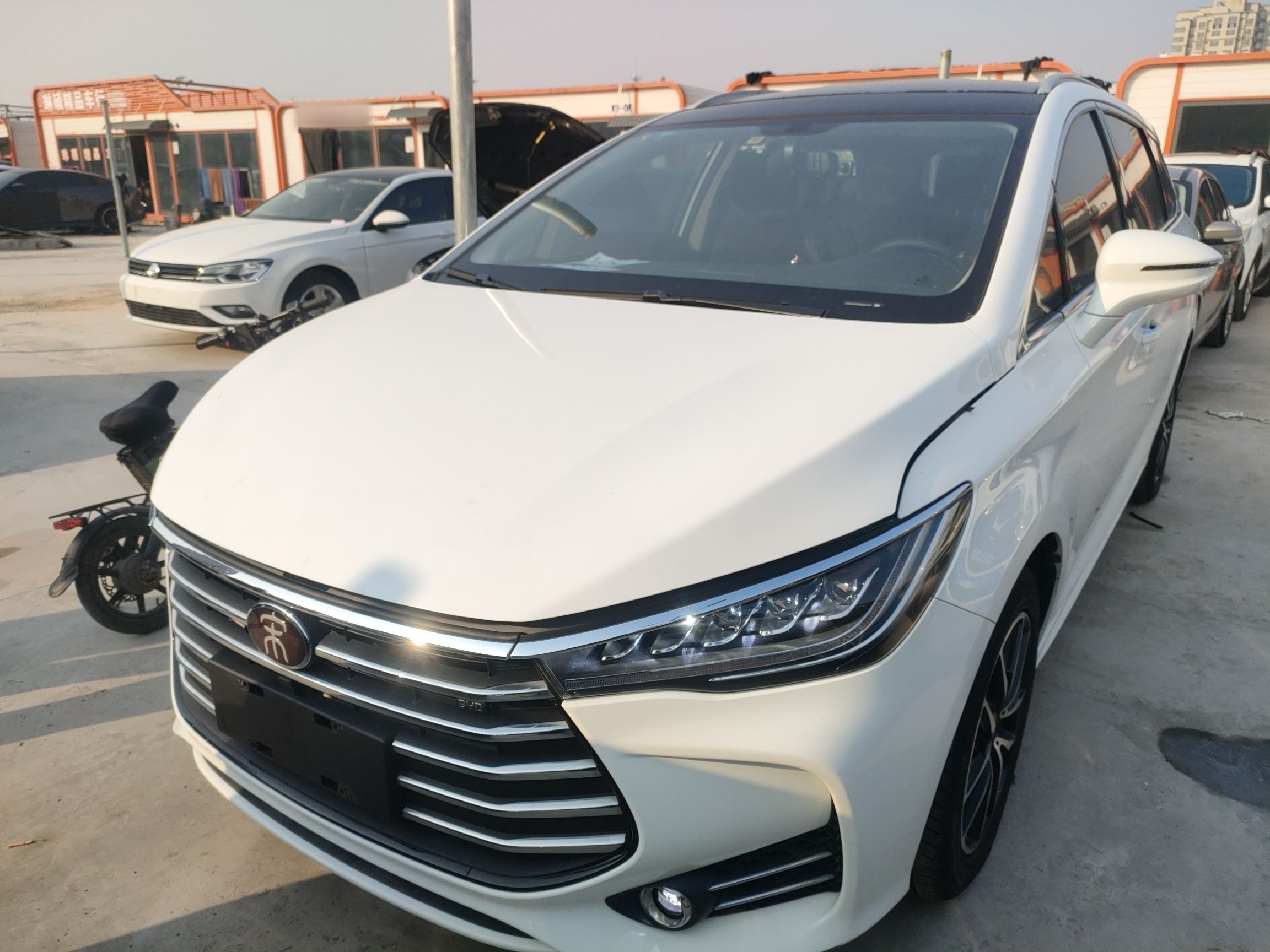 Под передней частью автомобиля