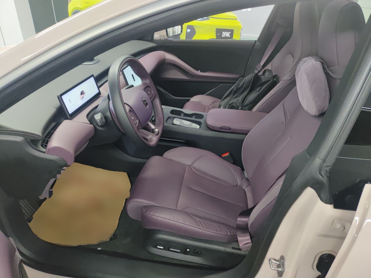 المقاعد الأمامية داخل السيارة