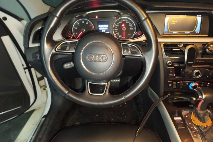 Used Audi A4L 2013 35 TFSI Automatic Standard Model Steering Wheel