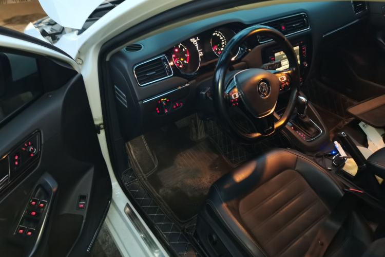 Used Volkswagen Sagitar 2015 230TSI Automatic Luxury Model Driver Seat