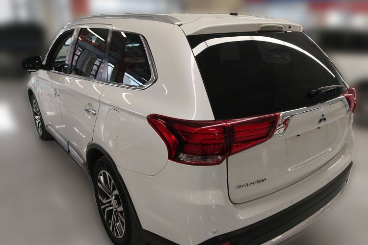 Used Mitsubishi Outlander 2016 2.4L 4x4 Elite Edition 7-Seater Rear Left 45 Deg