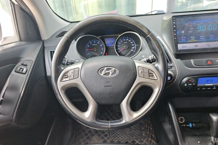 Used Hyundai ix35 2015 2.0L Automatic 2WD Smart Version China V Standard Steering Wheel