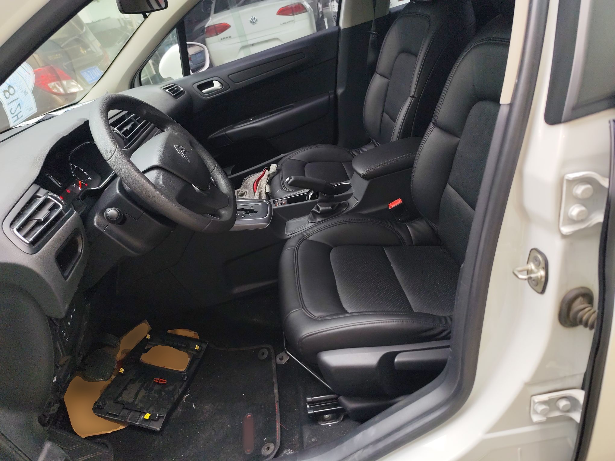 Переднее сиденье в автомобиле