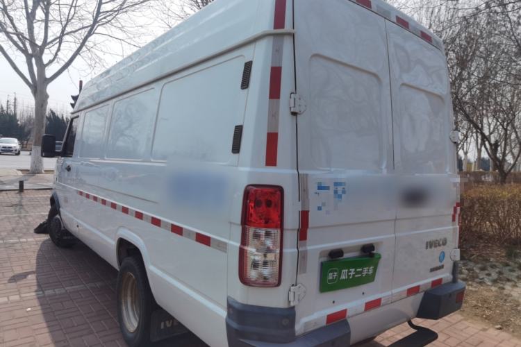 Used Iveco Daily 2021 2.8T V40 VAN厢式 Cargo Van 3-Seater Long Wheelbase Mid-Roof Design Dual Tires Manual Door Rear Left 45 Deg