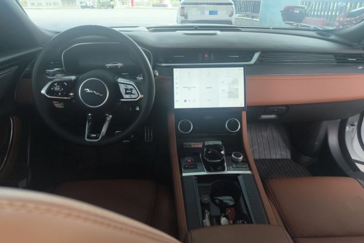 Used Jaguar XFL 2024 2.0T P300 Four-Wheel Drive Flagship Sport Gold Edition Center Console