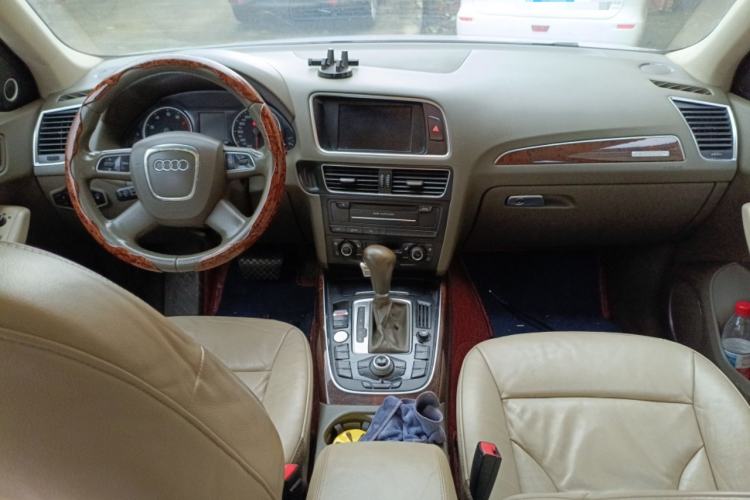 Used Audi Q5 2011 2.0TFSI Comfort Version Center Console