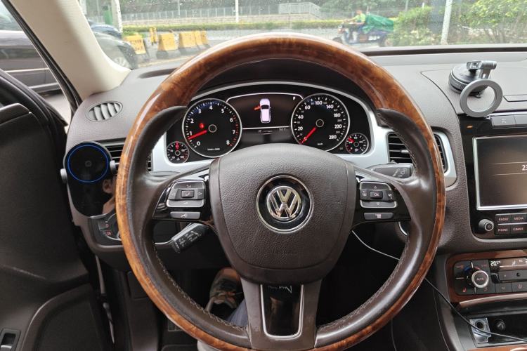Used Volkswagen Touareg 2011 3.0 TSI High-End Version Steering Wheel