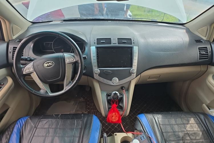 Used BYD S6 2014 2.0L Manual Luxury 5-Seater Center Console