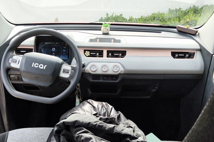 Used Chery QQ Ice Cream 2022 170km Sundae Phosphate Lithium-Ion Center Console