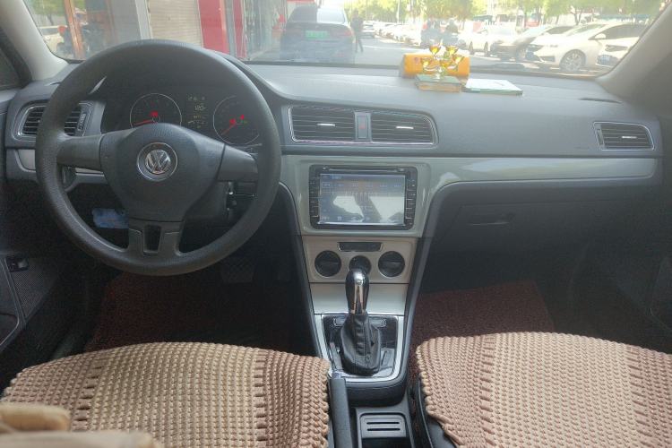 Used Volkswagen Lavida 2013 Restyled Classic 1.6L Automatic Comfort Edition Center Console