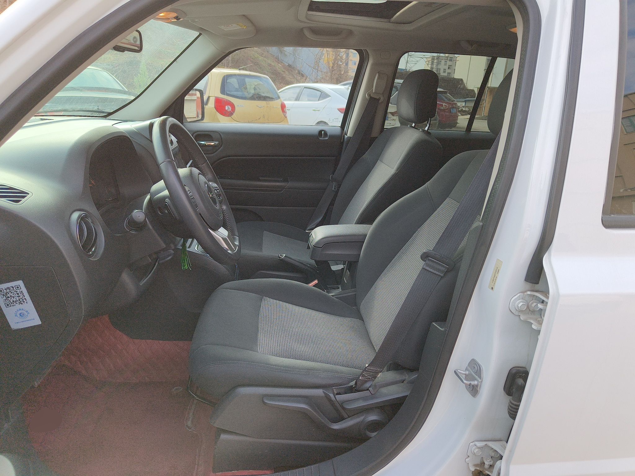 المقاعد الأمامية داخل السيارة