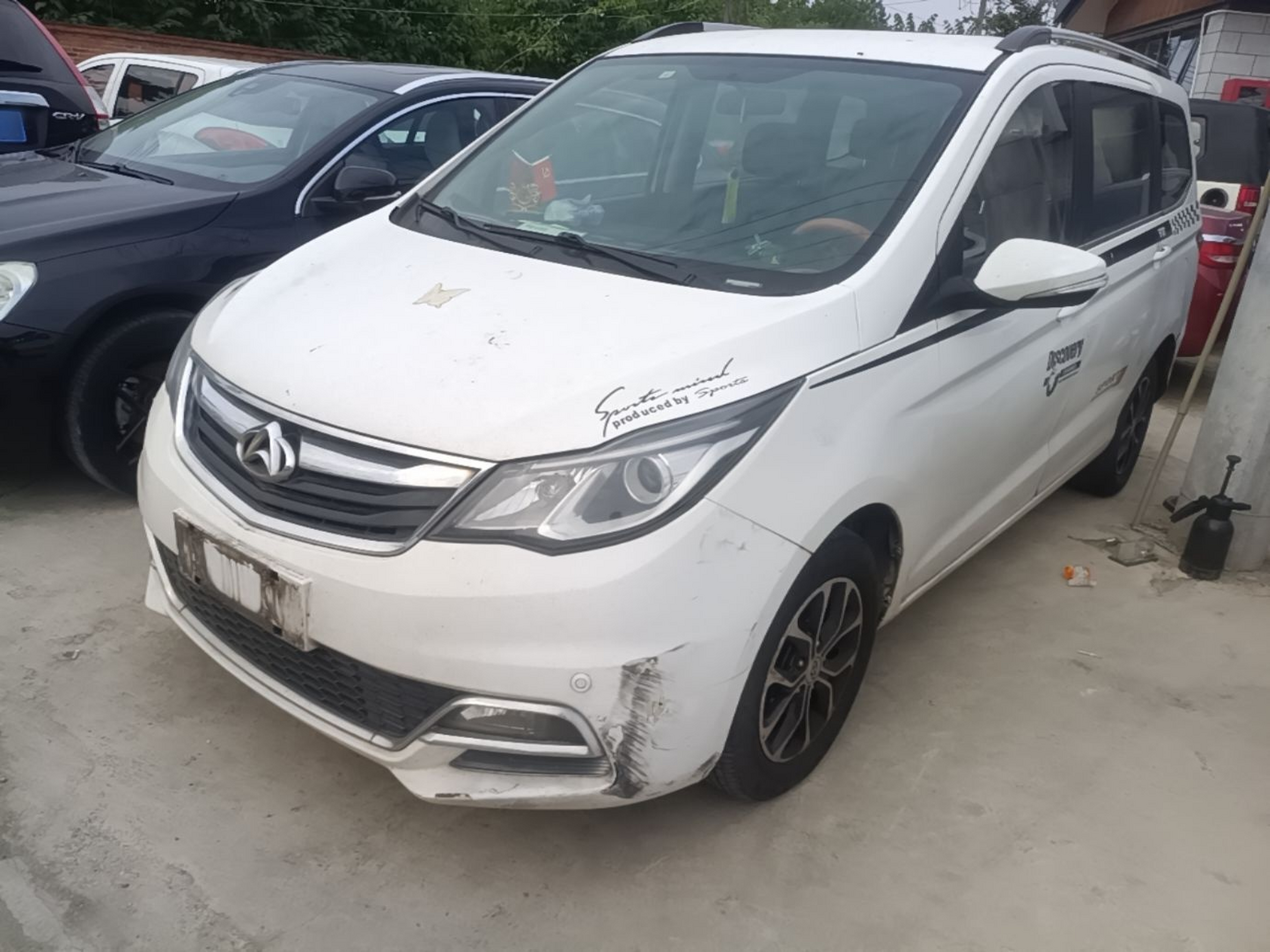 Под передней частью автомобиля
